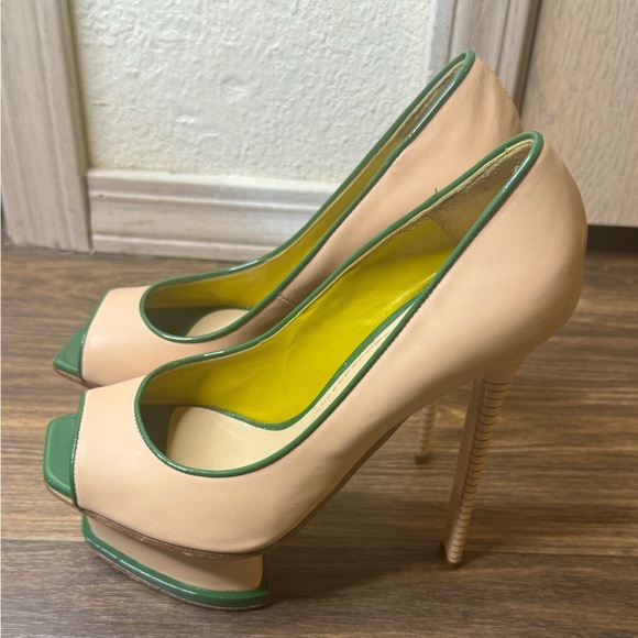 3/$30 Pollini Women's Green and Tan Peep Toe Heels - Picture 4 of 13